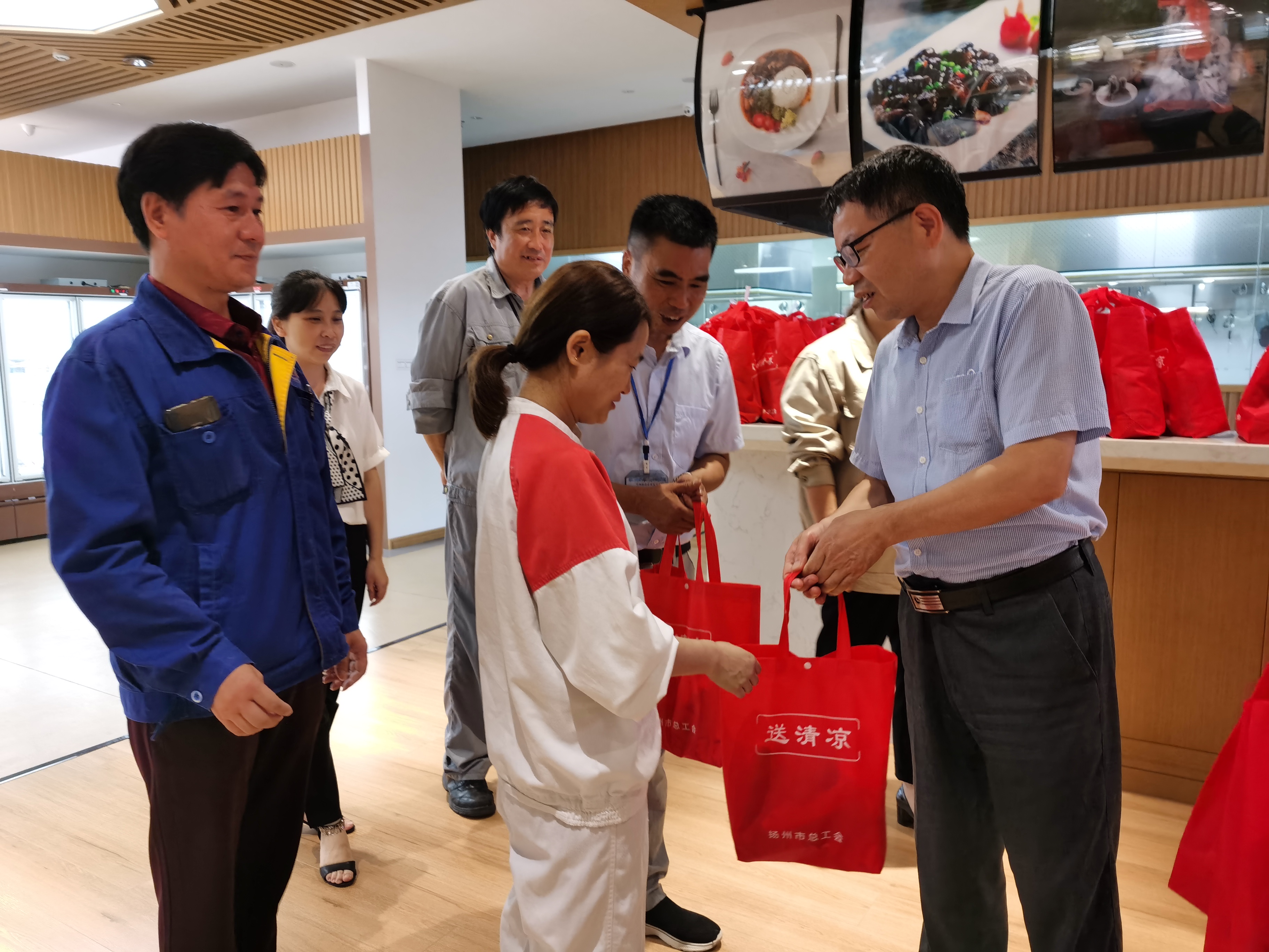 2020-8-11市總工會(huì)在冶春食品開(kāi)展夏日送清涼活動(dòng)（2）.jpg