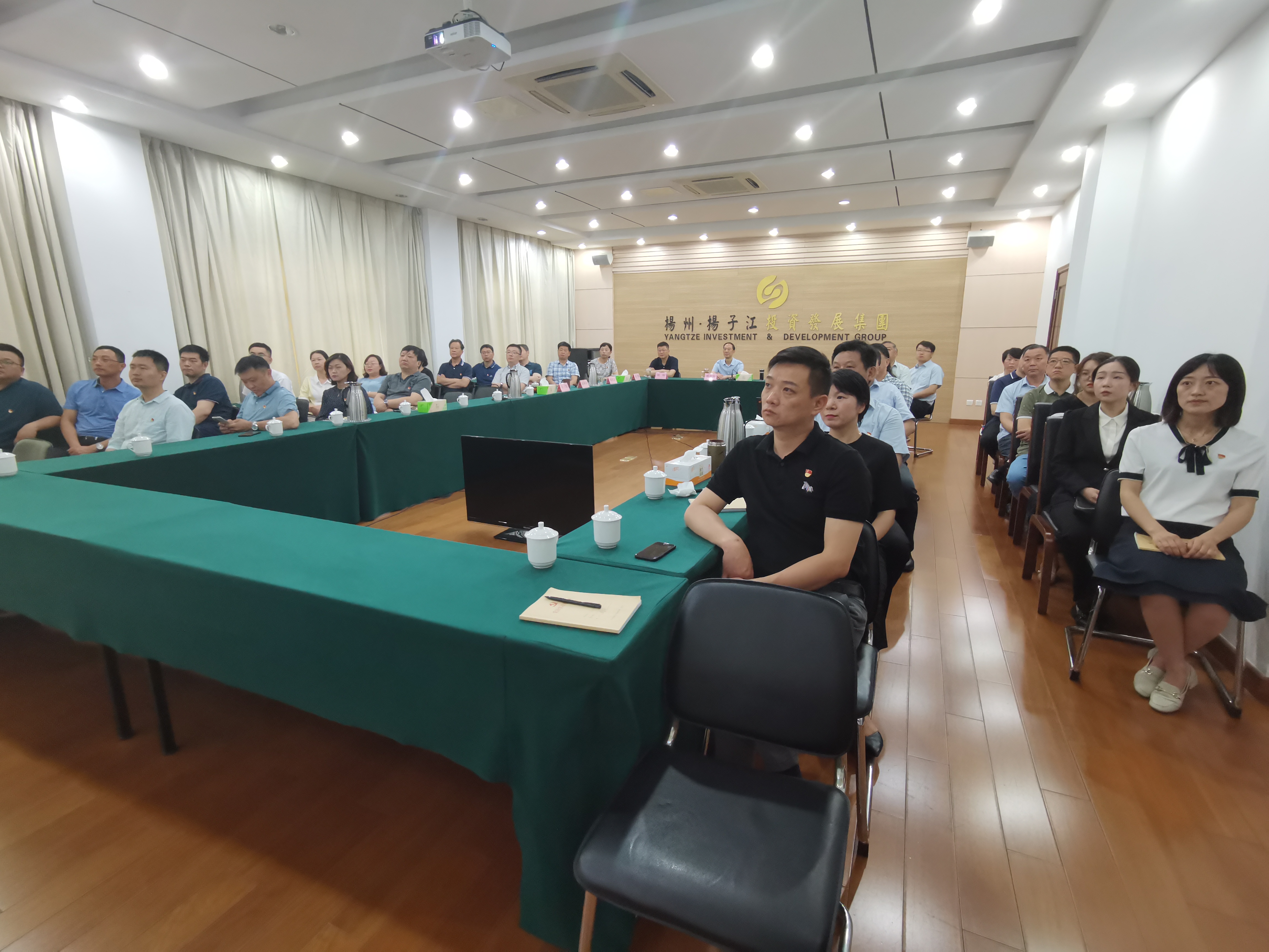 揚子江集團(tuán)黨委理論中心組、全體中層干部、直屬支部全體黨員收看慶祝共產(chǎn)黨成立100周年大會.jpg