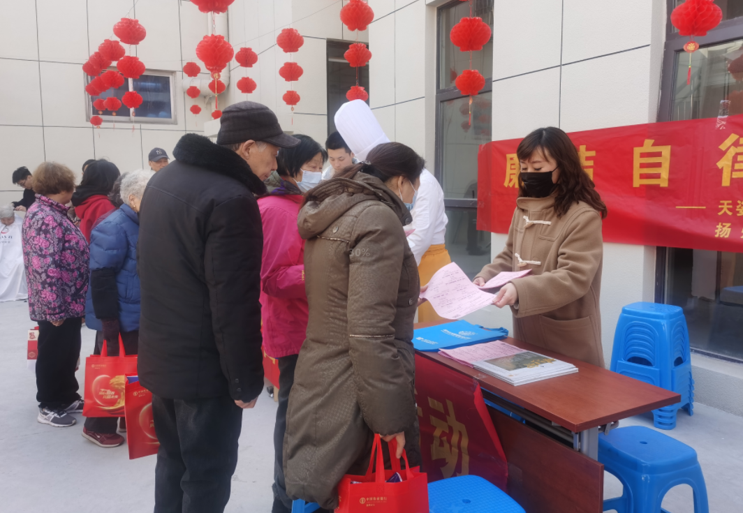 揚(yáng)州國(guó)旅團(tuán)支部為社區(qū)居民普及國(guó)學(xué)文化知識(shí).jpg